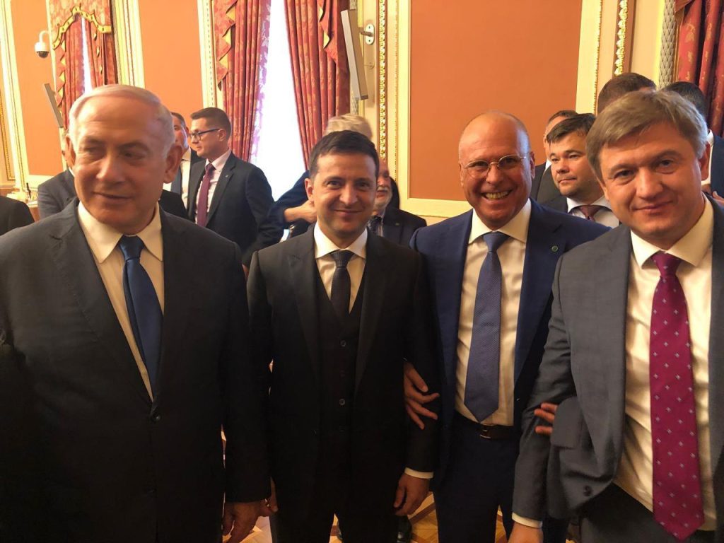 עופר קרז'נר עם נשיא אוקראינה ולדימיר זלנסקי וראש ממשלת ישראל בנימין נתניהו